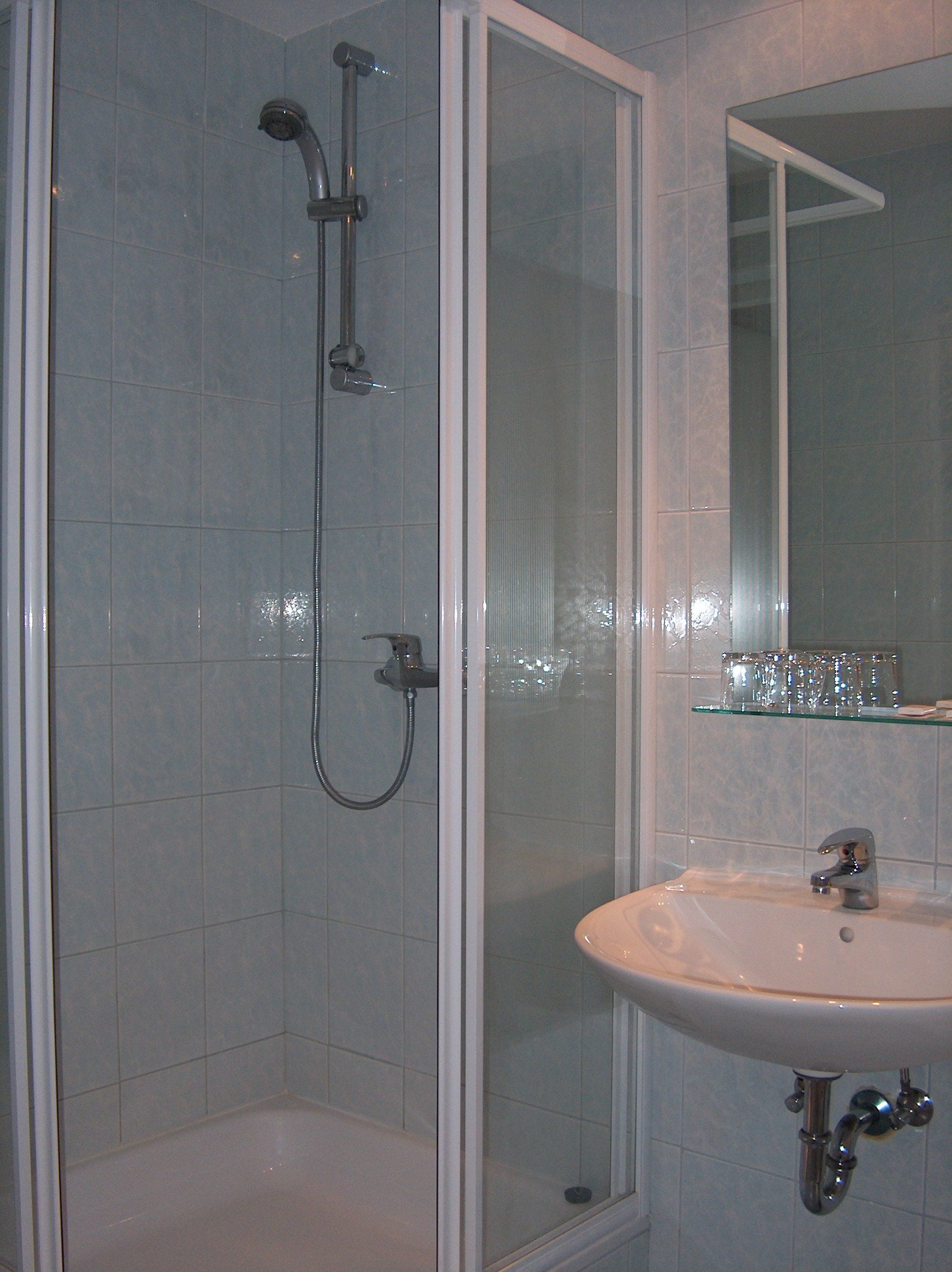 standard room | bathroom | free toiletries, hair dryer, towels