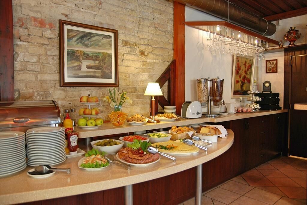 Desayuno buffet diario (EUR 10 por persona)