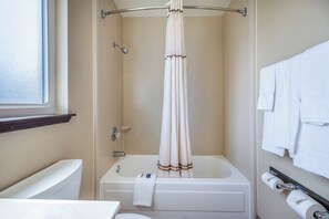 Combined shower/bathtub, rainfall showerhead, eco-friendly toiletries - PACIFIC DRIFT San Francisco Pacifica (Pacifica)