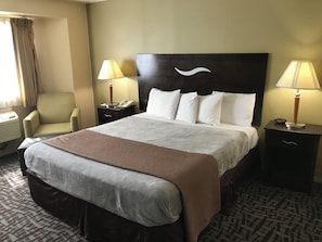 Quarto solteiro econômico, 1 quarto | Escrivaninha, espaço de trabalho para notebook, cortinas blackout