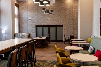 Buffet déjeuner gratuit tous les jours