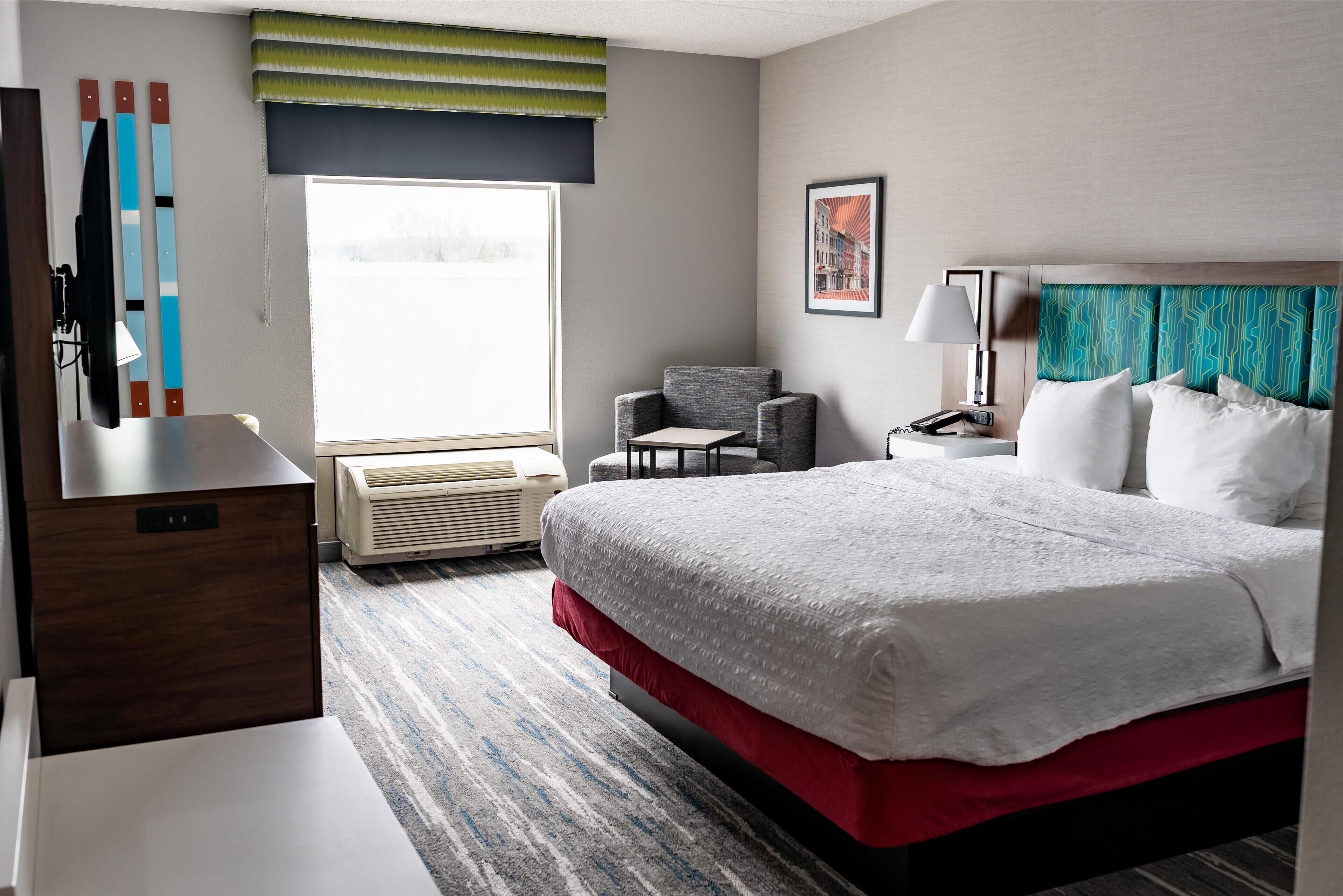 standard room, 1 king bed | premium bedding, desk, blackout curtains, iron/ironing board