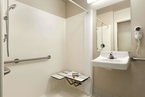 Amenidades de baño gratuitas, secadora de cabello, toallas
