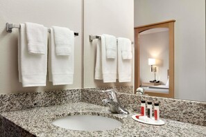 Amenidades de baño gratuitas, secadora de cabello, toallas 