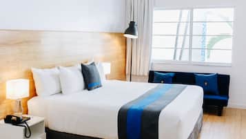 Ropa de cama de alta calidad y caja de seguridad en la habitación