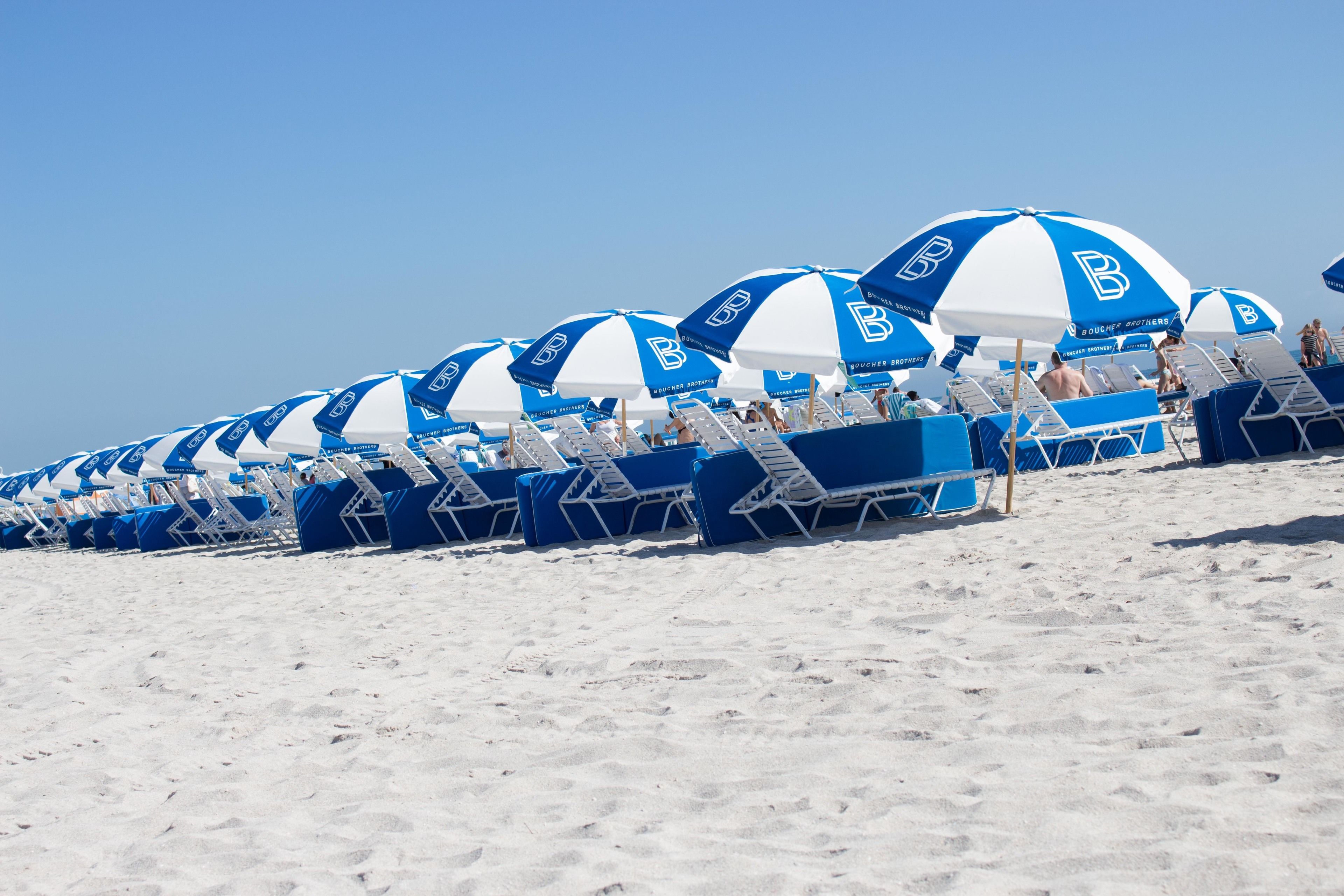 在海灘附近、沙灘巾