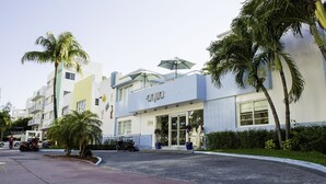 A modern building with a sign reading "aquatic" and a number "1530" on the facade. - Aqua Hotel & Suites (Miami Beach)