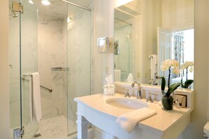 Suite | Baño | Artículos de higiene personal de diseño, secador de pelo y albornoces