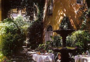 Outdoor dining - Soniat House (New Orleans)