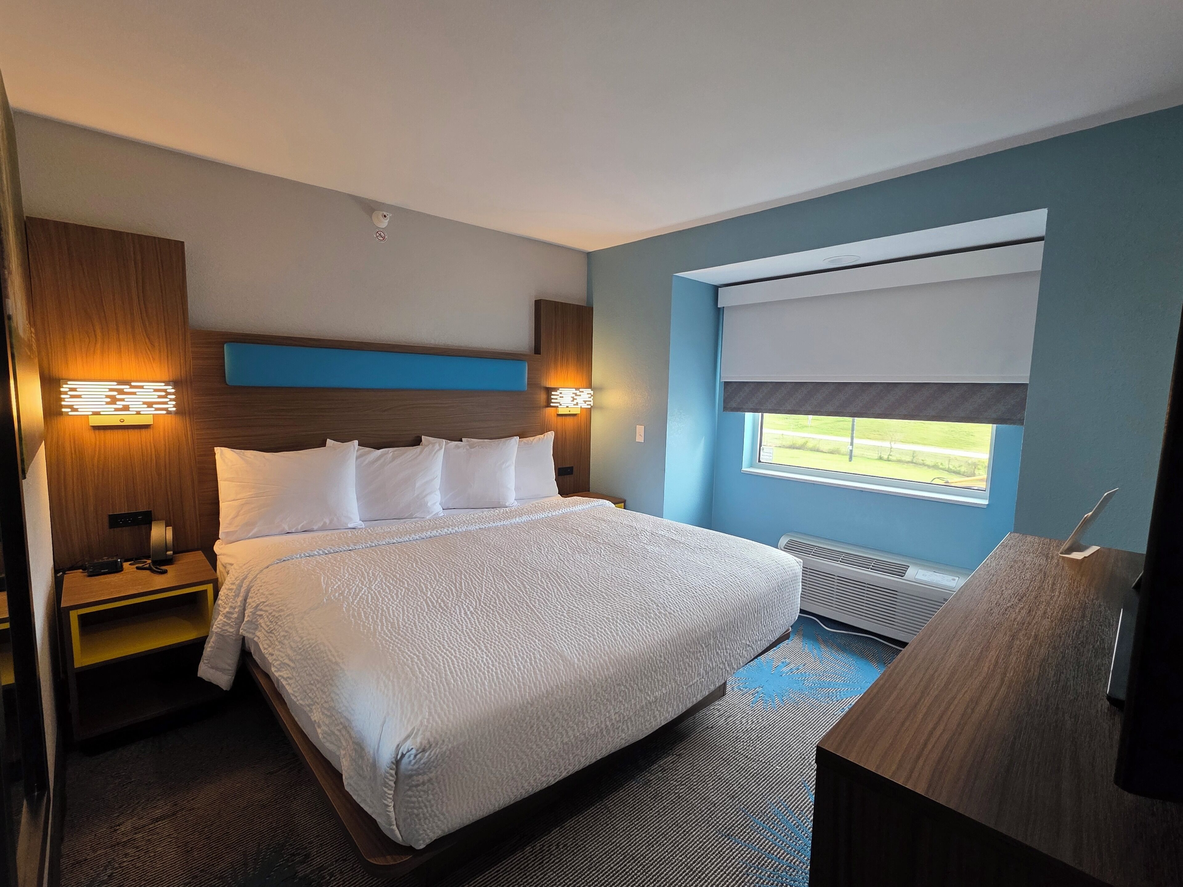 Room, 1 King Bed, Non Smoking | Pillowtop beds, desk, iron/ironing board, free WiFi