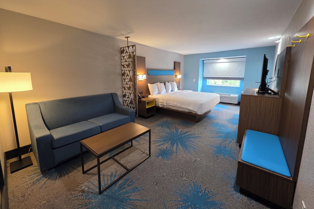 Colchones con pillow-top, escritorio y tabla de planchar con plancha