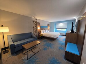 Colchones con pillow-top, escritorio y tabla de planchar con plancha