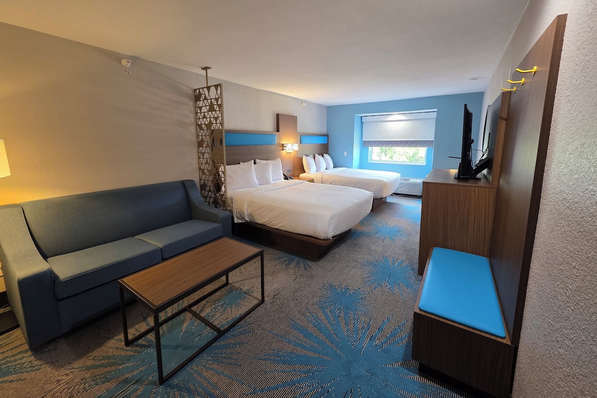 Colchones con pillow-top, escritorio y tabla de planchar con plancha