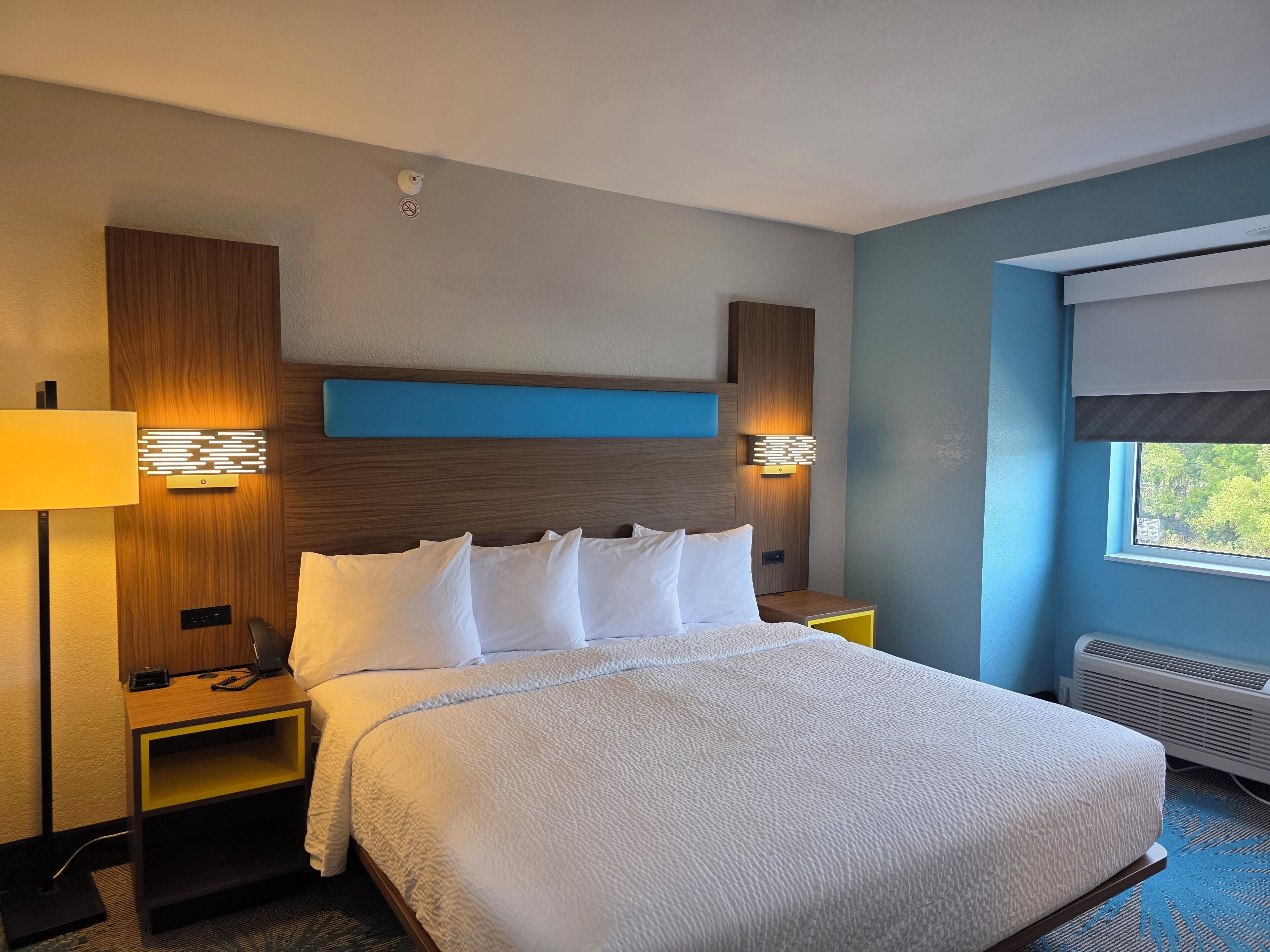 Deluxe Room, 1 King Bed, Accessible, Non Smoking | Pillowtop beds, desk, iron/ironing board, free WiFi