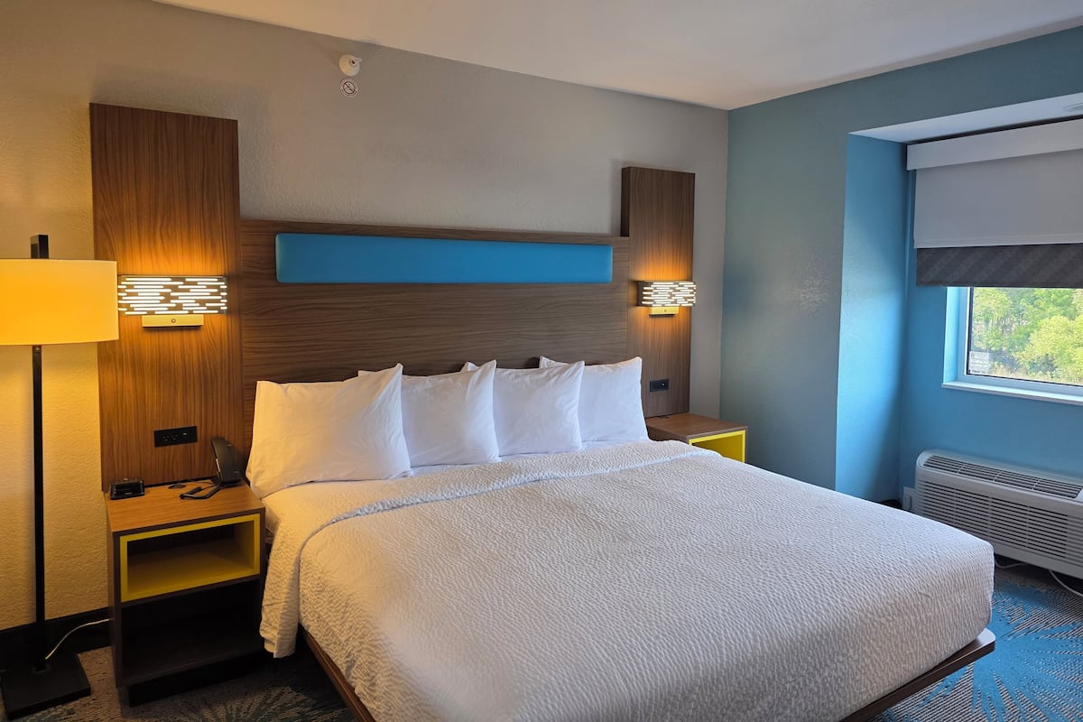 Deluxe Room, 1 King Bed, Mobility Accessible, Non Smoking