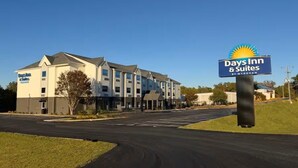 Ein Gebäude des Days Inn & Suites by Wyndham bei blauem Himmel.