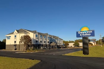 Days Inn & Suites by Wyndham Brandon Amphitheater
