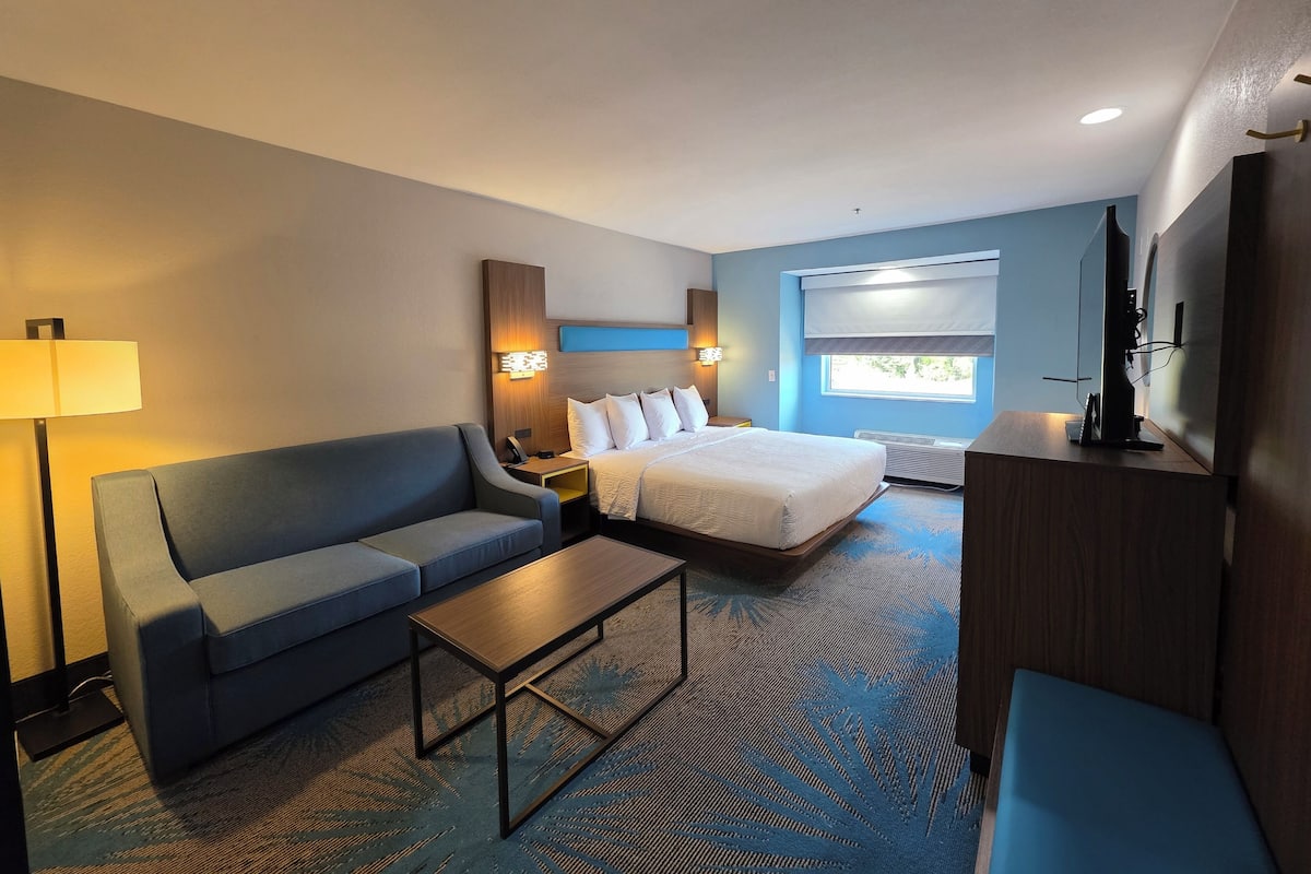 Colchones con pillow-top, escritorio y tabla de planchar con plancha