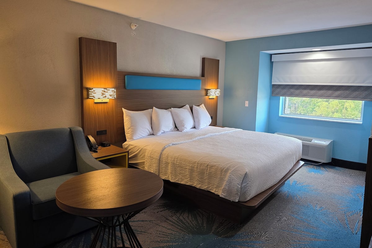 Colchones con pillow-top, escritorio y tabla de planchar con plancha