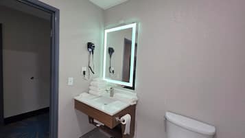 Værelse - 1 kingsize-seng - tilpasset personer med nedsat mobilitet - ikke-ryger (Roll-In Shower) | Badeværelse | Kombination af bruser/badekar, gratis toiletartikler, hårtørrer