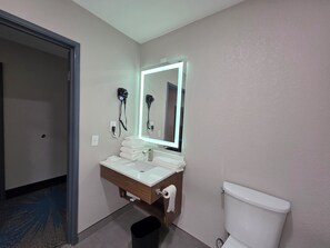 Habitación, 1 cama de matrimonio grande, accesible en silla de ruedas, no fumadores (Roll-In Shower) | Baño | Ducha y bañera combinadas y artículos de higiene personal gratuitos