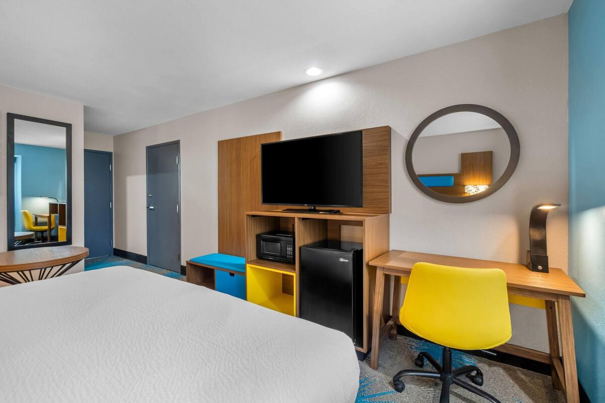 Deluxe Room, 1 King Bed, Non Smoking | Pool