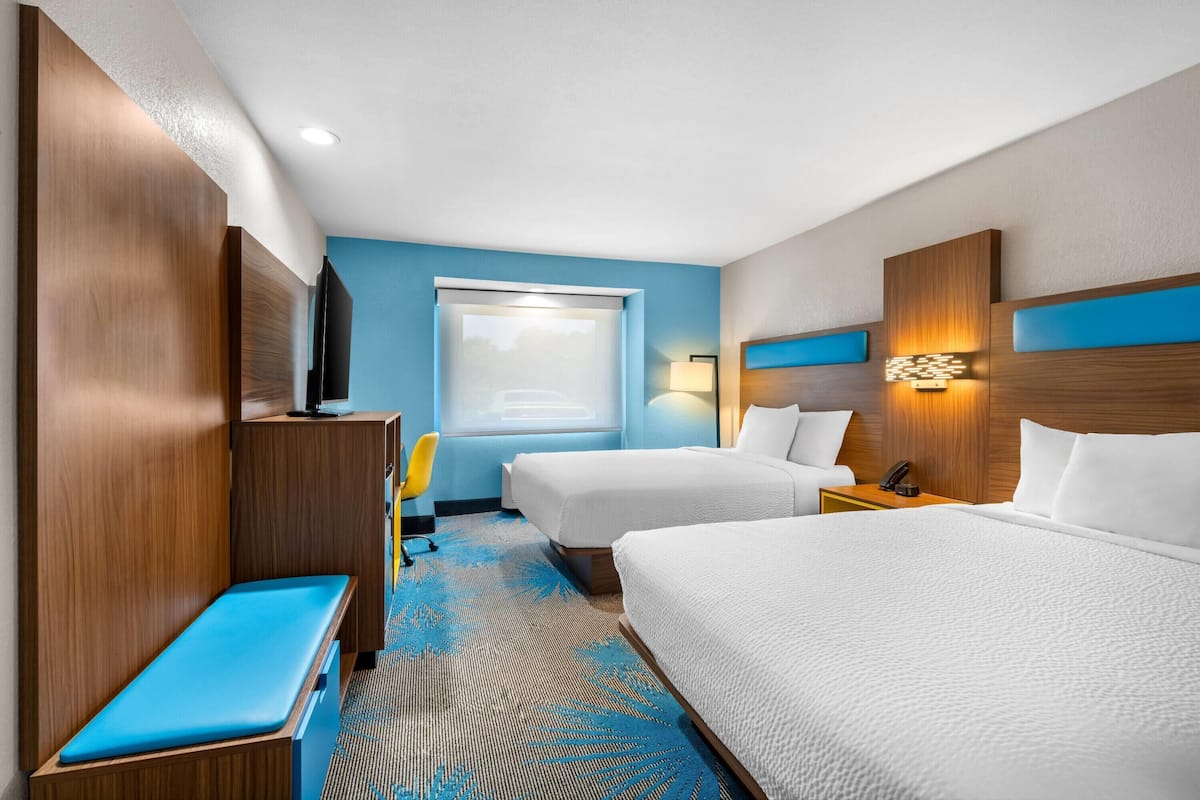 Kamar Deluks, 2 Tempat Tidur Queen, Bebas Asap Rokok | Bantalan ekstra lembut, meja kerja, dan setrika/meja setrika