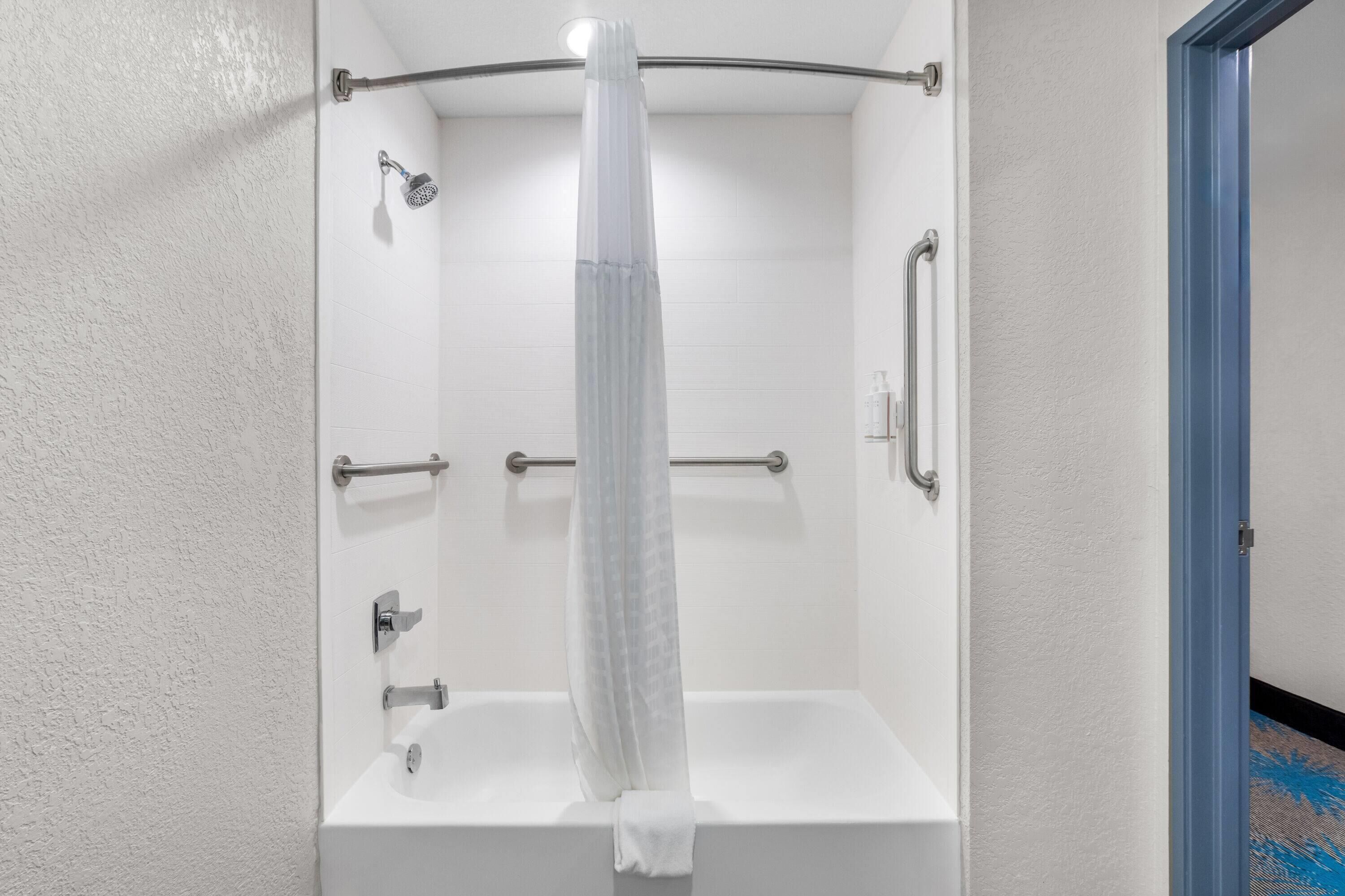 Kamar Deluks, 2 Tempat Tidur Queen, akses difabel, Bebas Asap Rokok (Mobility, Tub w/ Grab Bars) | Kamar mandi difabel