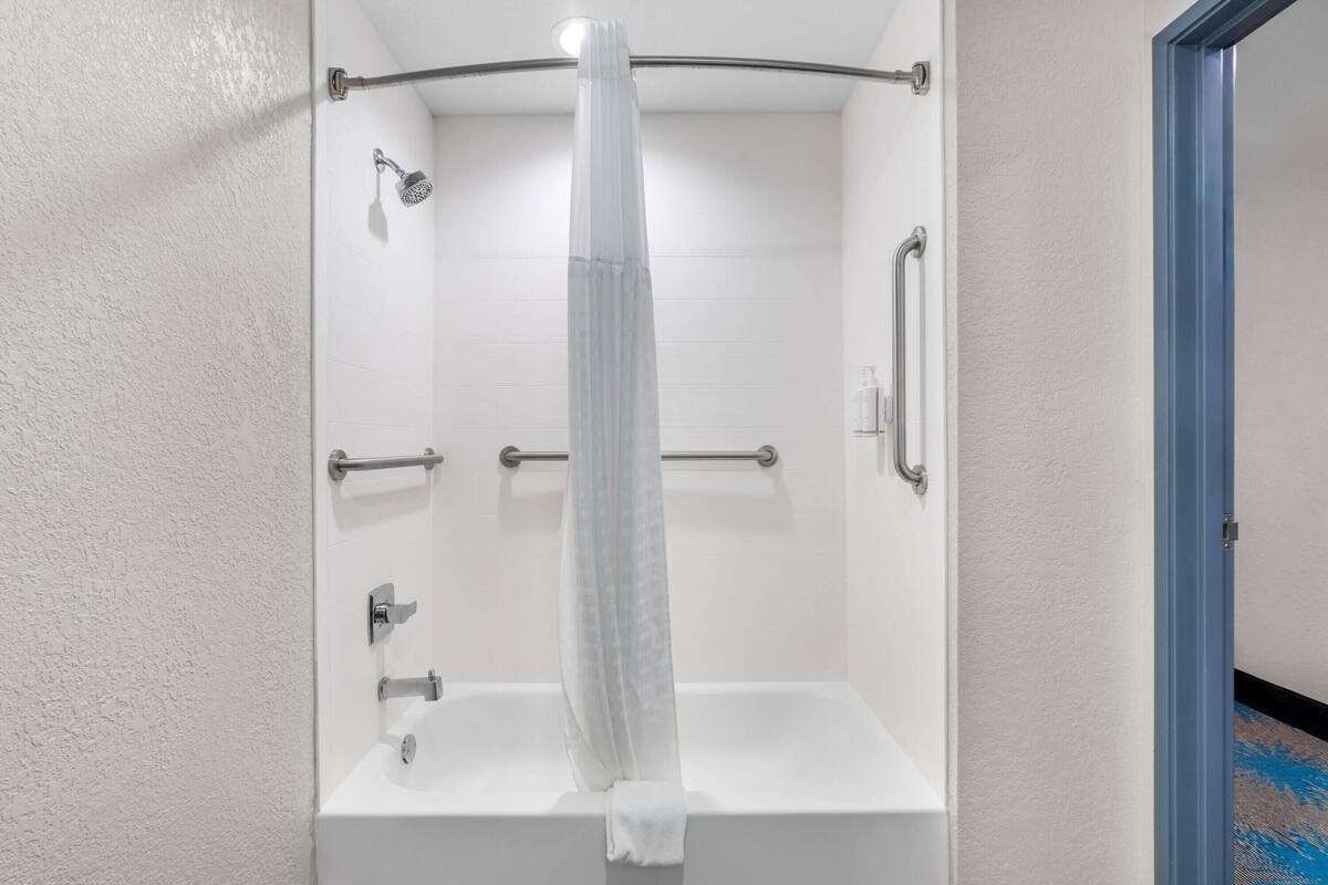 Deluxe Room, 2 Queen Beds, Accessible, Non Smoking (Mobility, Tub w/ Grab Bars) | Accessible bathroom