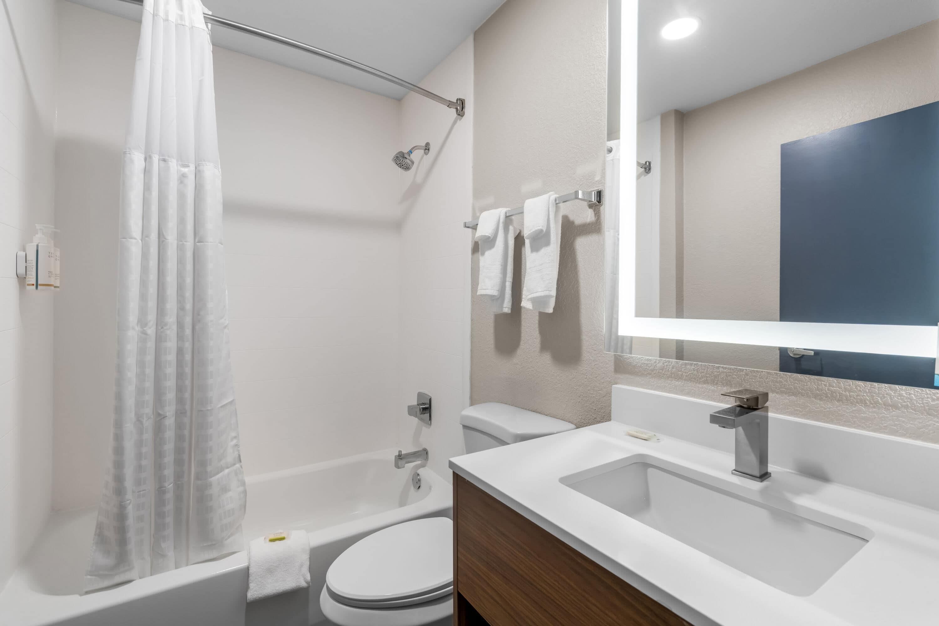 Suite estudio, 1 cama King size, para no fumadores | Baño | Tina con regadera, amenidades de baño gratuitas, secadora de cabello 
