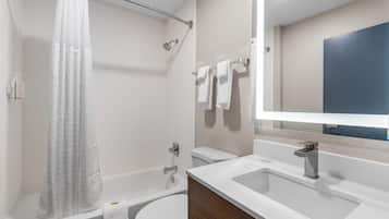 Suite estudio, 1 cama King size, para no fumadores | Baño | Tina con regadera, amenidades de baño gratuitas, secadora de cabello