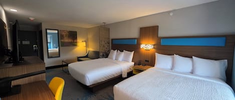 Colchones con pillow-top, escritorio y tabla de planchar con plancha