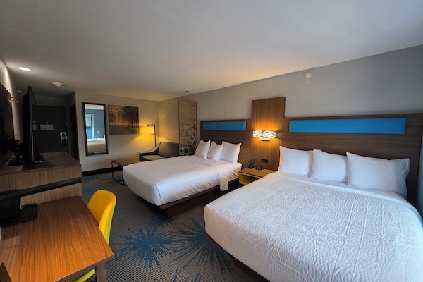 Suite, 2 Katil Ratu (Queen), Non Smoking | Tilam berlapik, meja, seterika/papan seterika, Wi-fi percuma