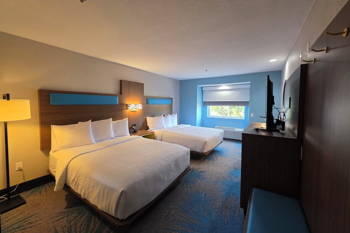 Colchones con pillow-top, escritorio y tabla de planchar con plancha