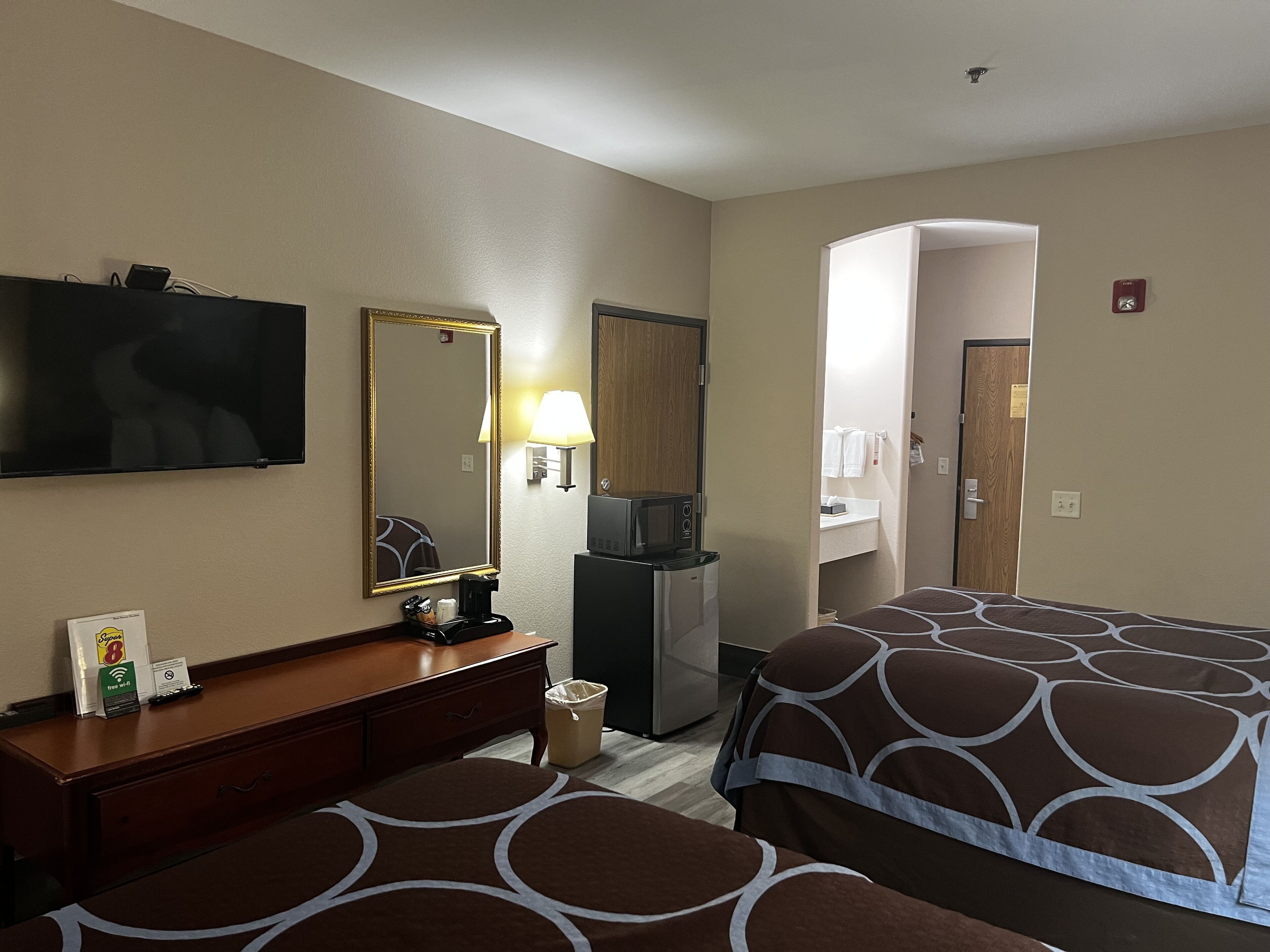 1 bedroom, individually decorated, individually furnished, desk