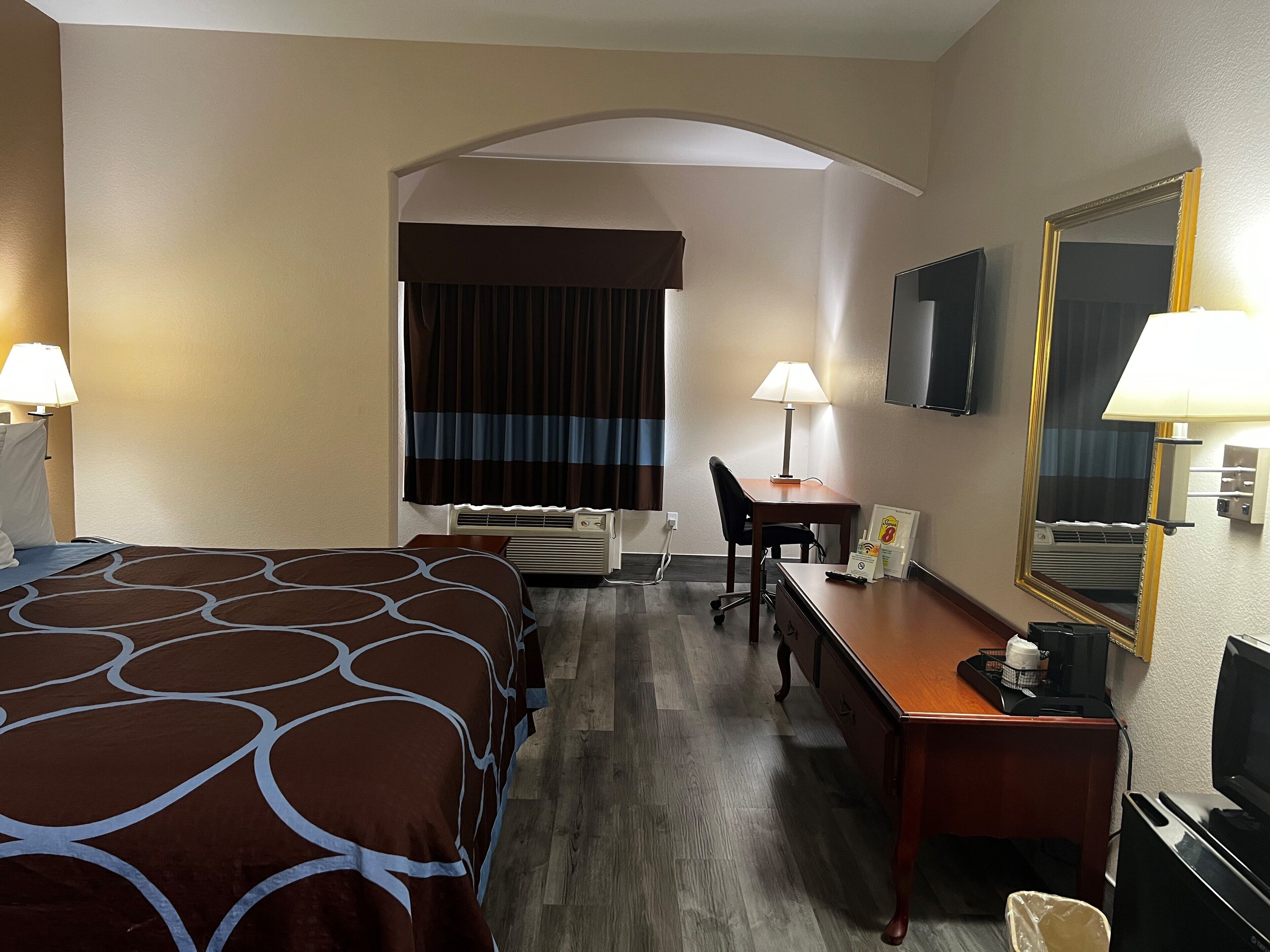 1 bedroom, individually decorated, individually furnished, desk