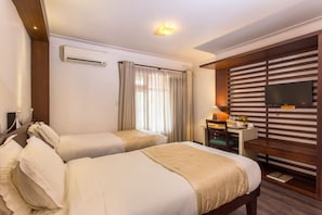 Summit House | 1 bedroom, in-room safe, desk, iron/ironing board