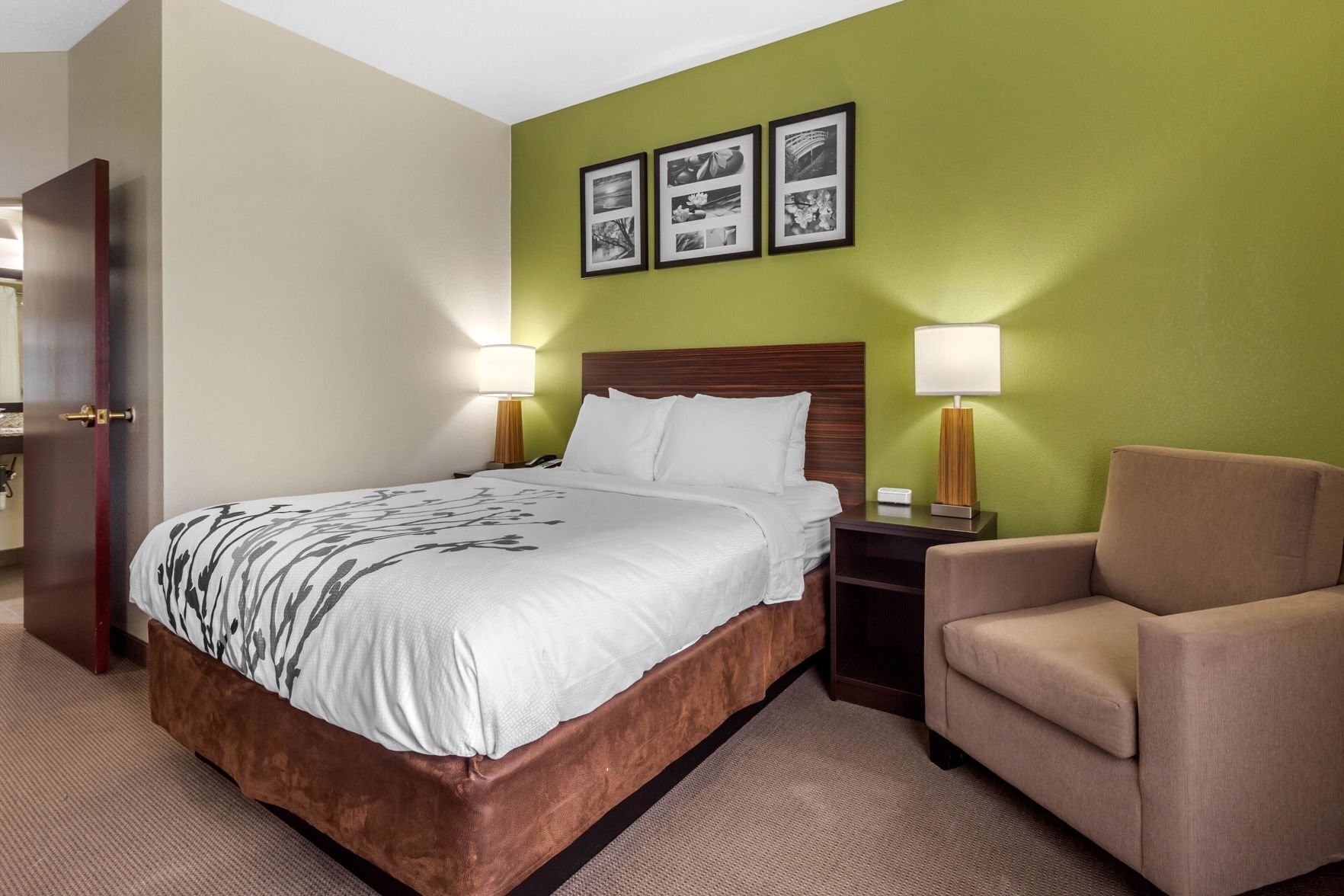 Iron/ironing board, free WiFi, bed sheets, alarm clocks