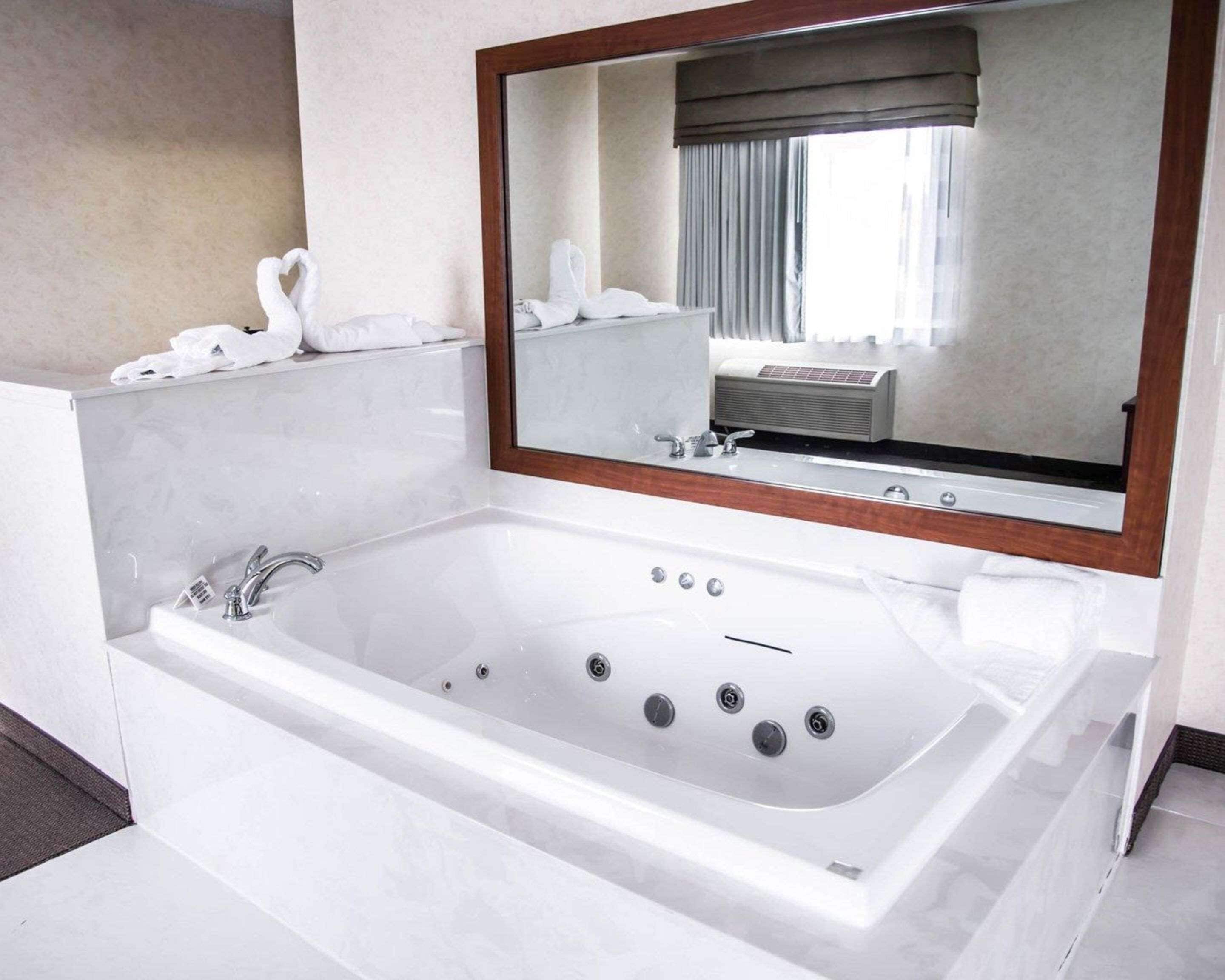 suite, 1 king bed, non smoking | iron/ironing board, free wifi, bed sheets, alarm clocks