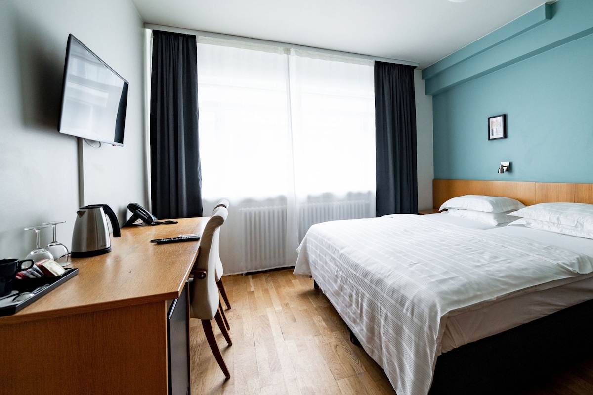 Minibar, desk, laptop workspace, blackout drapes