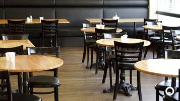 Sarapan bufet setiap hari (ISK 3500 seorang)