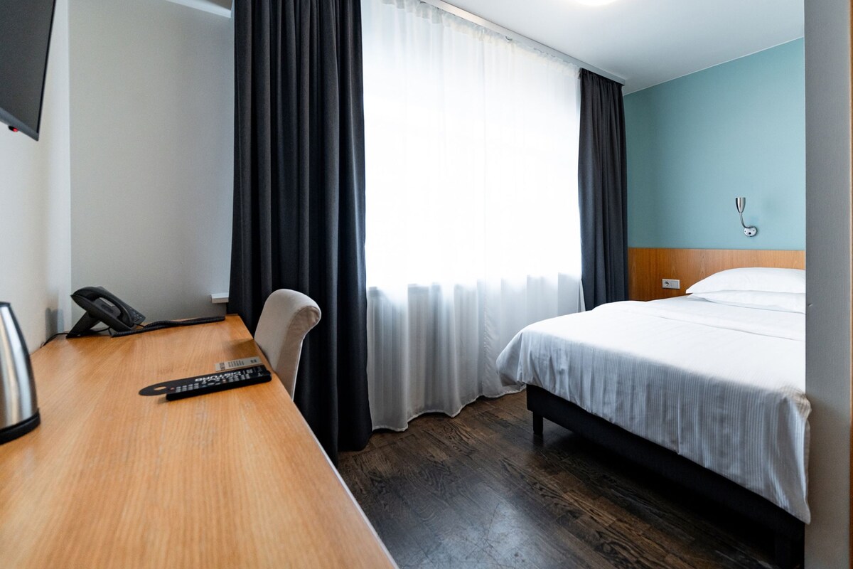 Standard Single Room | Minibar, desk, laptop workspace, blackout drapes