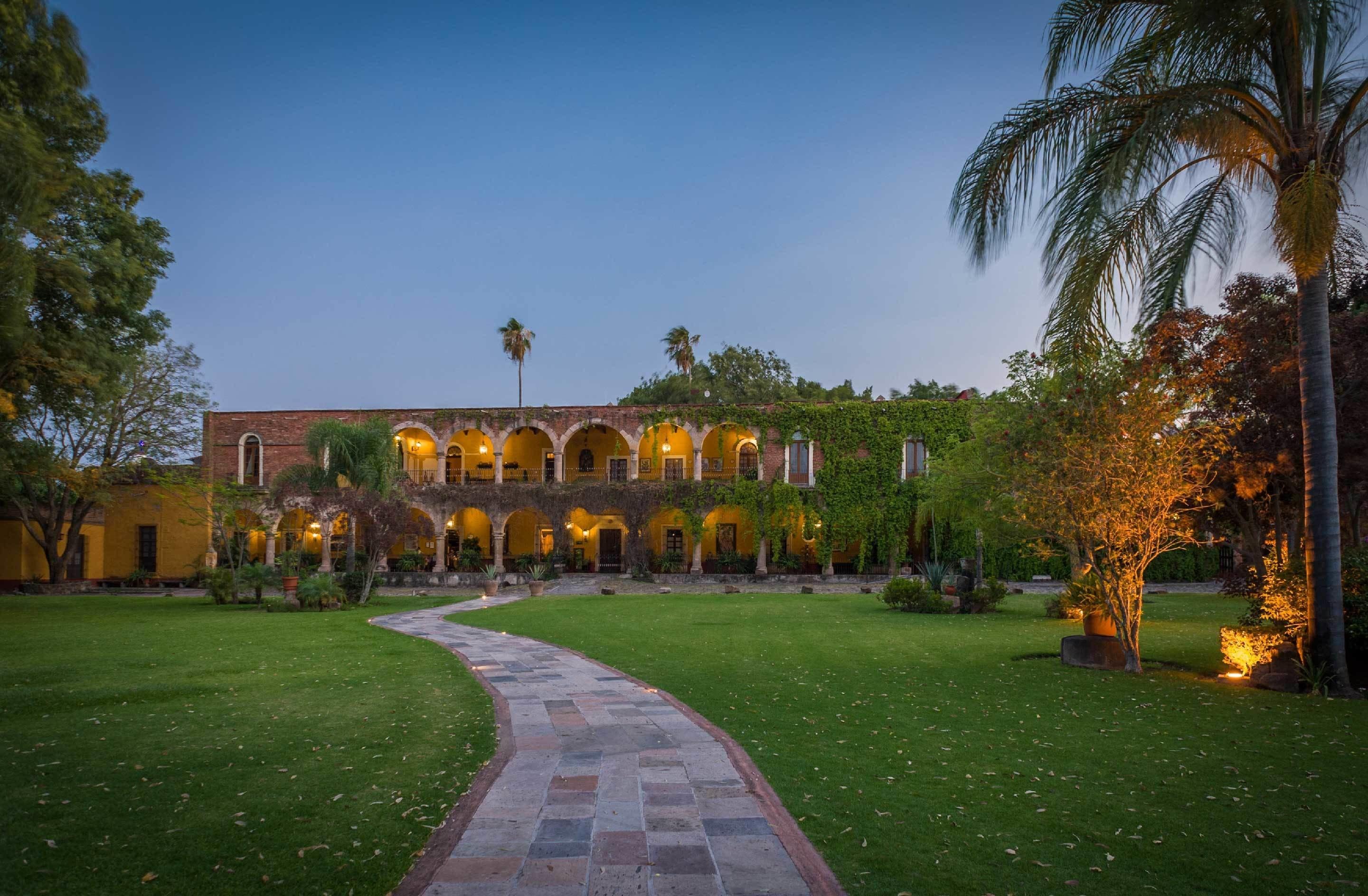 Vista frontal de la propiedad por la tarde o noche