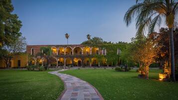 Vista frontal de la propiedad por la tarde o noche