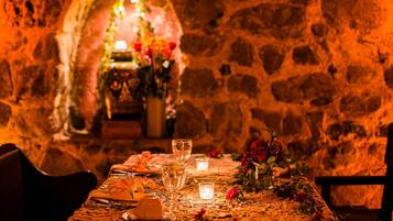 Se sirven desayunos, comidas, cenas y cocina internacional