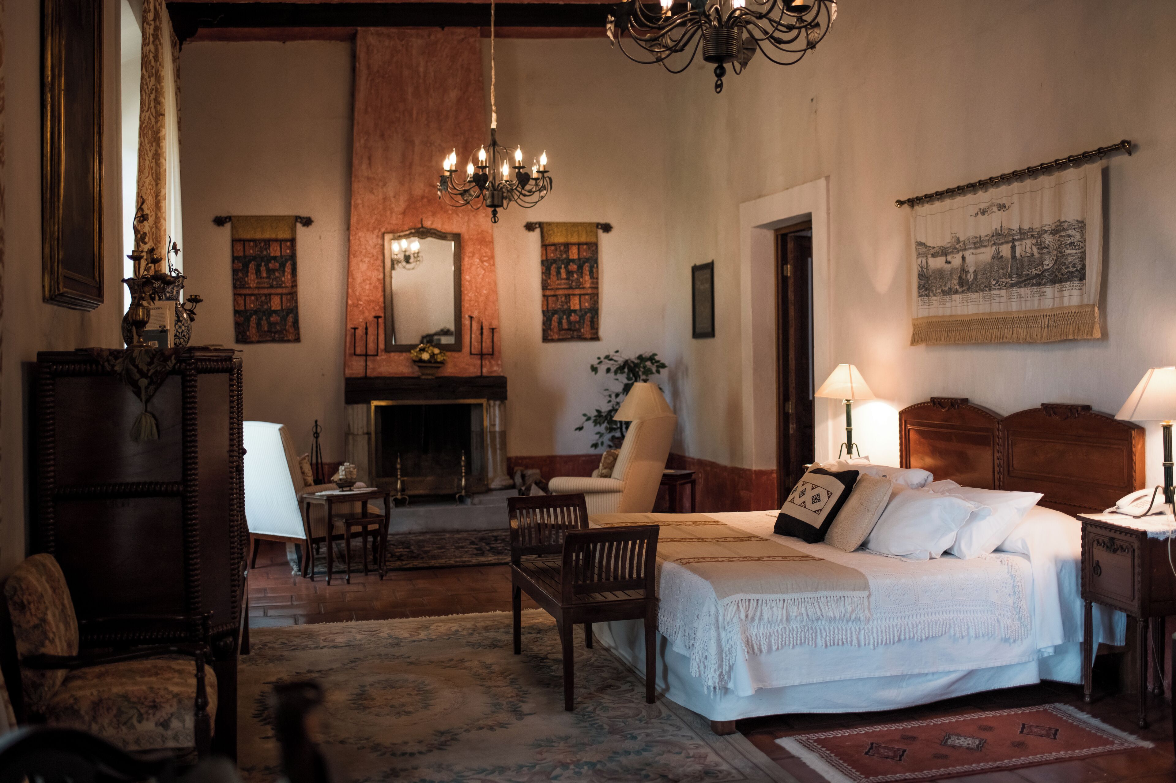 Superior Room, 1 King Bed | Caja de seguridad en la habitación, wifi gratis y ropa de cama 