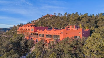 Vista frontal de la propiedad