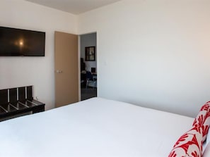 One Bedroom Apartment | Skrivbord, strykjärn/strykbräda, gratis wi-fi och sängkläder