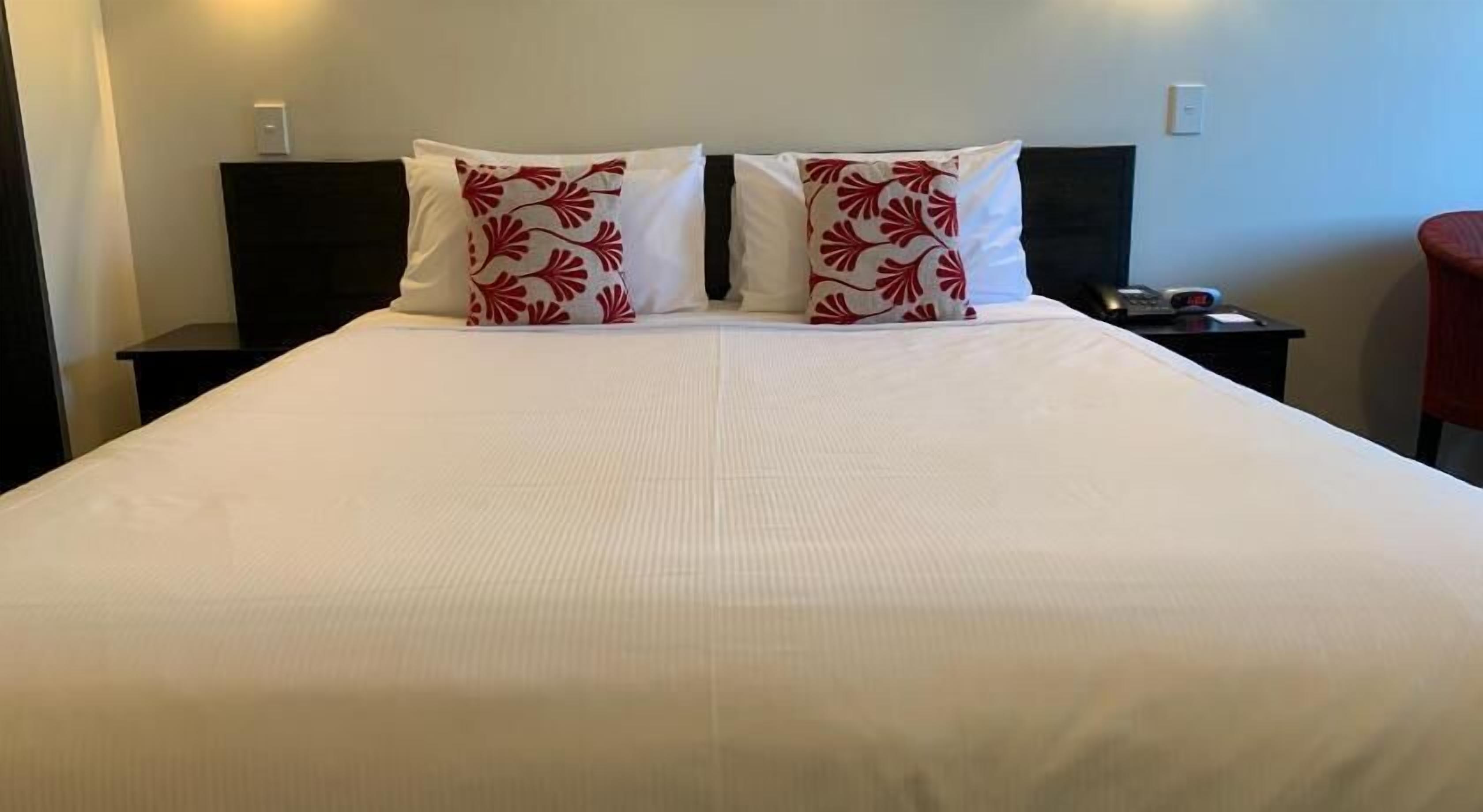 Escritorio, tabla de planchar con plancha, wifi gratis y ropa de cama 