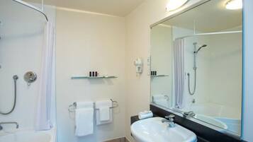 Dusche, kostenlose Toilettenartikel, Handtücher